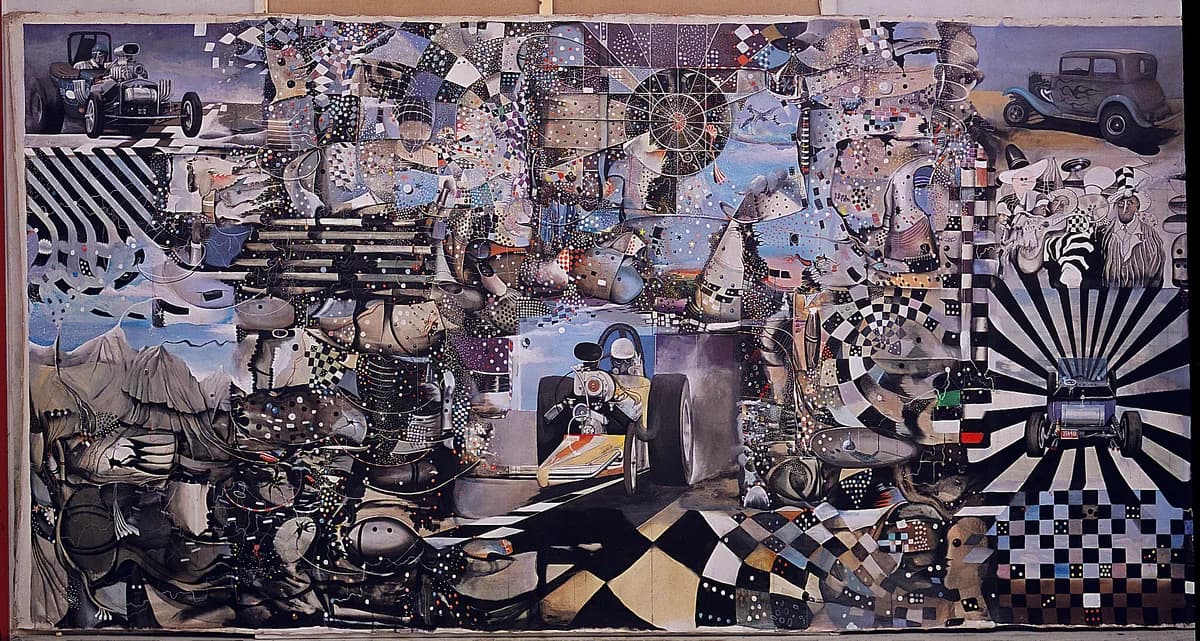 Ett brett collage i svartvitt och dova toner med dragracingbilar, ett bergslandskap, ett rutmönster, strålformiga mönster och stiliserade harlekinfigurer.
